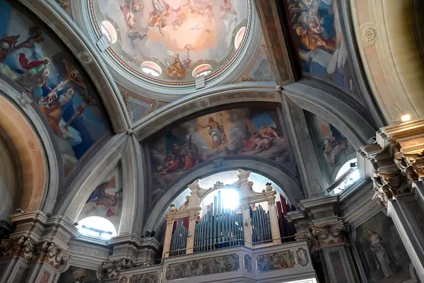 Brunate 'deki Sant' Andrea Apostolo Kilisesi 'nin iç manzarası.