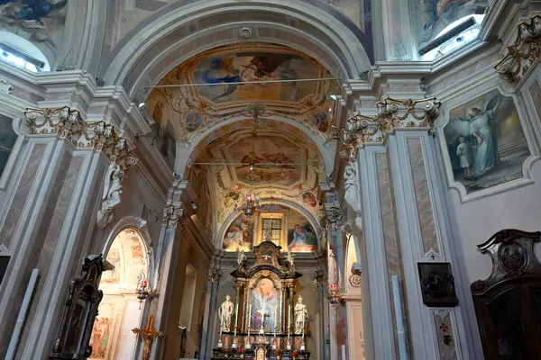 Brunate 'deki Sant' Andrea Apostolo Kilisesi 'nin iç manzarası freskleri ve sunağıyla