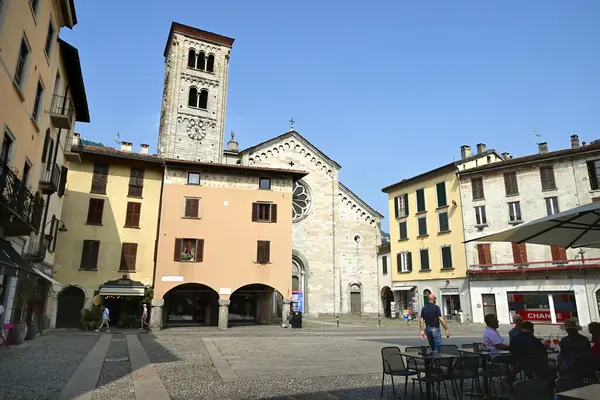 San Fedele Bazilikası Como Meydanı 'nda.