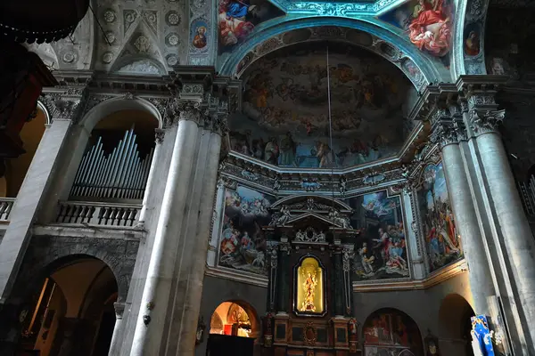 San Fedele Bazilikası 'nın freskleri ve orguyla Como' daki iç manzarası.