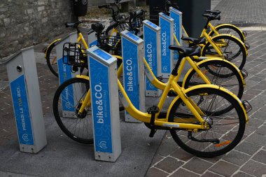 Como şehrinde bisiklet ve ortak bisiklet istasyonu