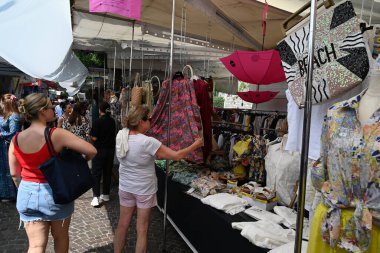 Como 'daki bir markette kadın giysisini inceliyor.