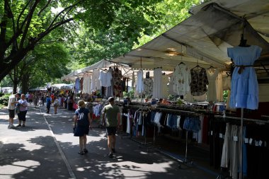 Como 'daki marketlerin önünden geçen bir çift.