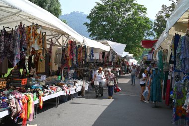 Turistler ve müşteriler Como pazarındaki tezgahlarda dolaşıyorlar. 