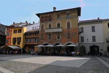 Müşteriler Como 'daki Piazza San Fedele' deki restoranların terasında oturuyordu.