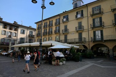 Müşteriler Como 'daki Piazza del Duomo' da bir restoran terasında oturuyordu.