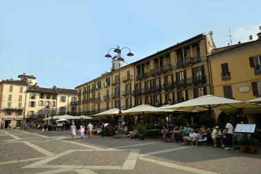 Müşteriler Como 'daki Piazza del Duomo' daki restoranların terasında oturuyordu.