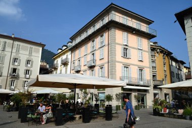 Como 'daki Alessandro Volta Meydanı' ndaki restoran terasları.