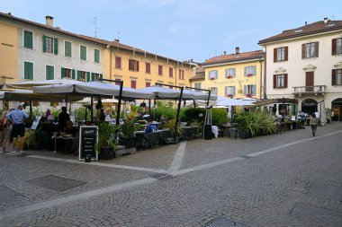 Como 'daki Via Olginati' de bir bar restoranının terasında müşteriler.