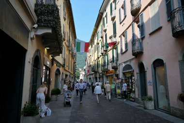 Como şehrinde Indipendenza yoluyla yürüyen turistler