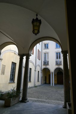Como şehrindeki bir binanın iç avlusunda.