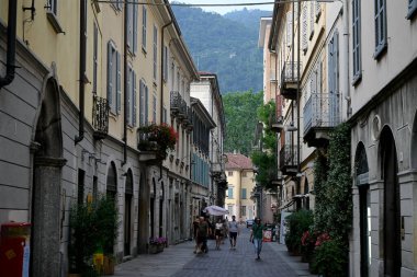 Como 'nun eski kasabasında bir cadde boyunca yürüyen turistler