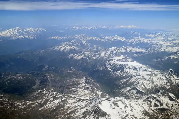 Karla kaplı tepeleri olan Fransız Alpleri 'nin hava manzarası