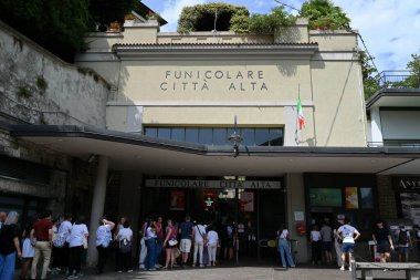 Fünikülerin girişinde bekleyen turistler yukarı kasabadaki Bergamo 'ya gitmek için bekliyorlar.