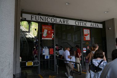 Fünikülerin girişinde bekleyen turistler yukarı kasabadaki Bergamo 'ya gitmek için bekliyorlar.