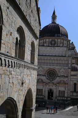 Bergamo 'da Santa Maria Maggiore Bazilikası önünde turistler