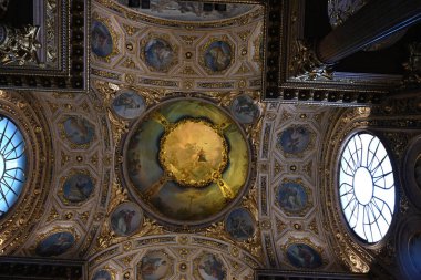 Bergamo 'daki Aziz İskender Katedrali' nin kubbesi ve dini freskleri.