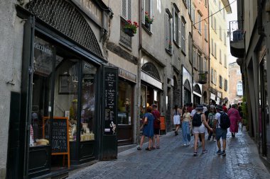 Bergamo şehrinde Gombito yoluyla yürüyen turistler