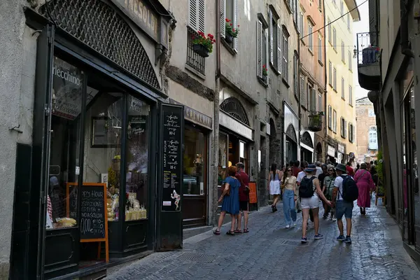Bergamo şehrinde Gombito yoluyla yürüyen turistler