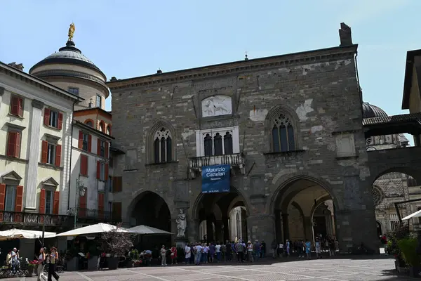 Yukarı kasabadaki Piazza Vecchia 'daki Bergamo Sarayı della Ragione.