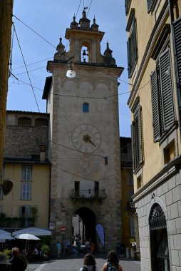 Bergamo 'nun üst kasabasındaki Piazza della Cittadella' daki saat kulesi.