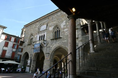 Turistlerle dolu Bergamo 'daki Palazzo della Ragione.
