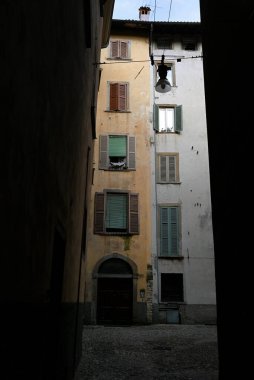 Bergamo 'nun yukarısındaki bir binanın avlusunda.