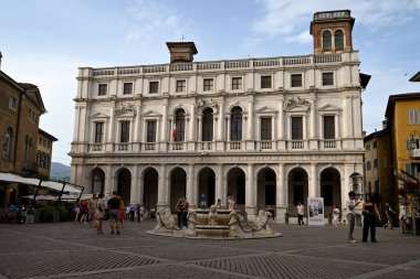 Bergamo şehrinde, önünde Contarini çeşmesi bulunan Nuovo Meydanı Vecchia Sarayı.