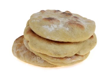 Yığılmış pita ekmekleri beyaz arkaplanda izole edilmiş.