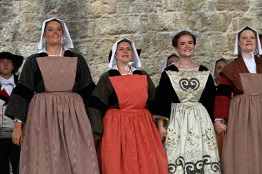 Vannes 'deki Arvor festivali sırasında Kevrenn Alre' den geleneksel Breton kostümlü dansçılar