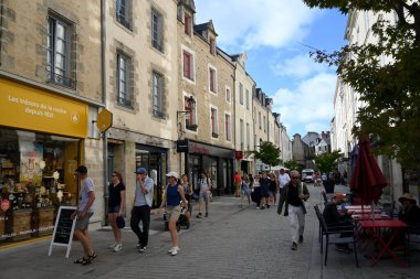 Vannes 'da Saint-Vincent caddesinde gezinen turistler