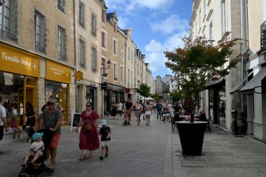 Vannes 'da Saint-Vincent caddesinde gezinen turistler