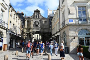 Vannes 'daki Saint-Vincent kapısının önündeki turistler