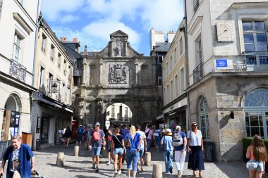 Güneşli bir günde Vannes 'daki Saint-Vincent kapısının önündeki turistler