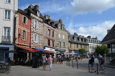 Lucien Laroche Meydanı 'ndaki kafe terasları ve dükkanlar güneşli bir günde turistlerle dolu.
