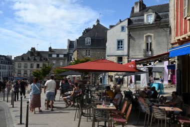Vannes Meydanı 'nda turistler ve ön planda bir kafe terası var.