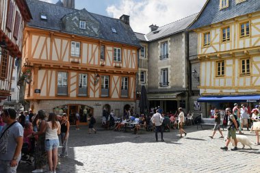 Henri Meydanı, Vannes 'da yarı ağaçlı evleri ve turistleriyle
