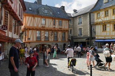 Henri Meydanı, Vannes 'da yarı ağaçlı evleri ve turistleriyle