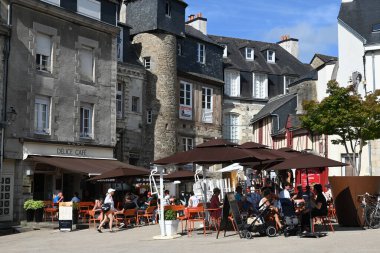 Güneşli bir günde Vannes 'daki Lices Meydanı' ndaki kafe terasında.