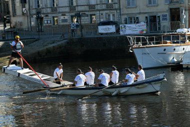 Kürekçiler ve mızrak dövüşü Vannes limanında bir teknede