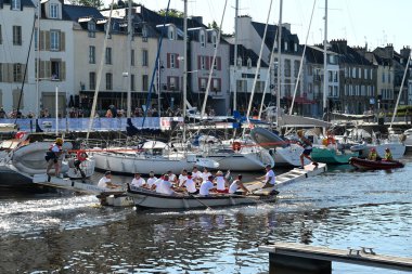 Kürekçiler ve mızrakçılar Vannes limanında teknelerde yarışıyor