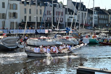 Kürekçiler ve mızrakçılar Vannes limanında teknelerde yarışıyor