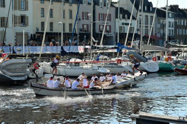 Kürekçiler ve mızrakçılar Vannes limanında teknelerde yarışıyor