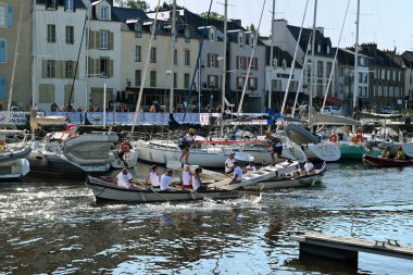 Kürekçiler ve mızrakçılar Vannes limanında teknelerde yarışıyor