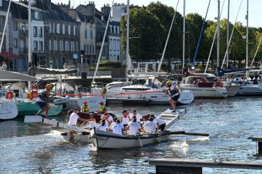 Kürekçiler ve mızrakçılar Vannes limanında teknelerde yarışıyor