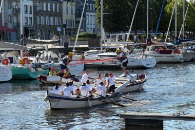 Kürekçiler ve mızrakçılar Vannes limanında teknelerde yarışıyor