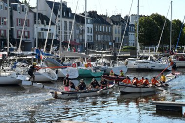 Kürekçiler ve mızrakçılar Vannes limanında teknelerde yarışıyor