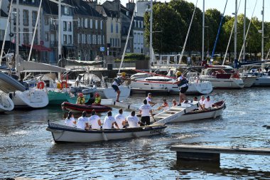 Kürekçiler ve mızrakçılar Vannes limanında teknelerde yarışıyor