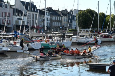 Kürekçiler ve mızrakçılar Vannes limanında teknelerde yarışıyor