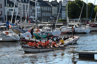 Kürekçiler ve mızrakçılar Vannes limanında teknelerde yarışıyor